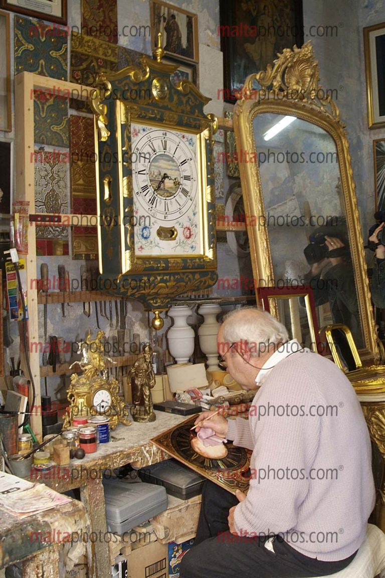 Gilder Mdina Gold Foil Crafts Arlogg Malti tal Lira Maltese Clock